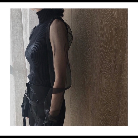 Black top with lace sleeves - Picture 2 of 8